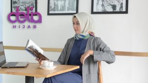 Tampil Cantik dengan Model Cardigan Panjang dari Delia Hijab Sukabumi