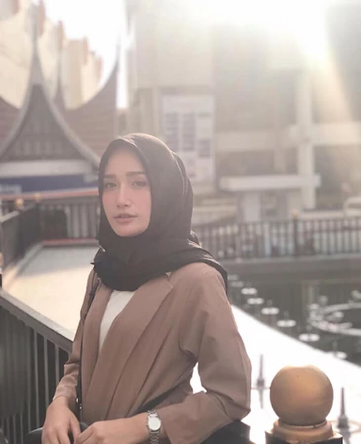 Delia Hijab - Baju Gamis Modern - 5 Cara Pakai Hijab Segi Empat - Model Hijab - Gaya Simple - Gaya Syar'i