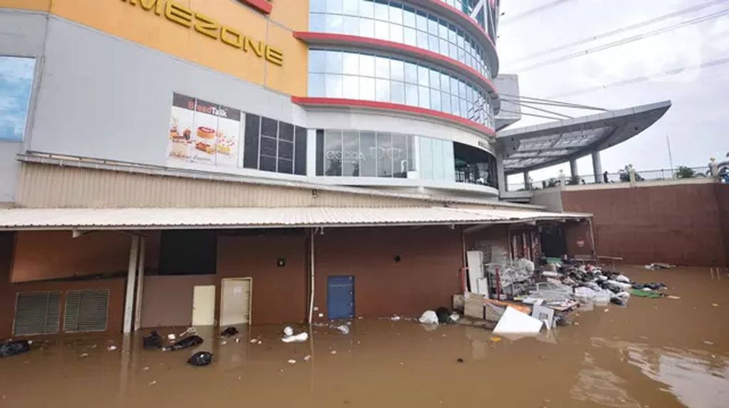 1 - Delia Hijab – Baju Muslim Casual – Hijab Sukabumi - Potret Dahsyatnya Banjir Jakarta di awal tahun 2020