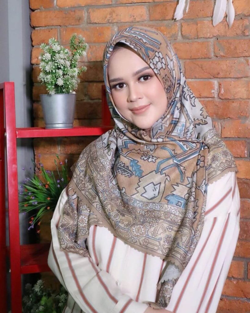 Delia Hijab – Baju Muslim Casual – Hijab Sukabumi - Artis yang Mantap Berhijab di 2019 - Cut Meyriska