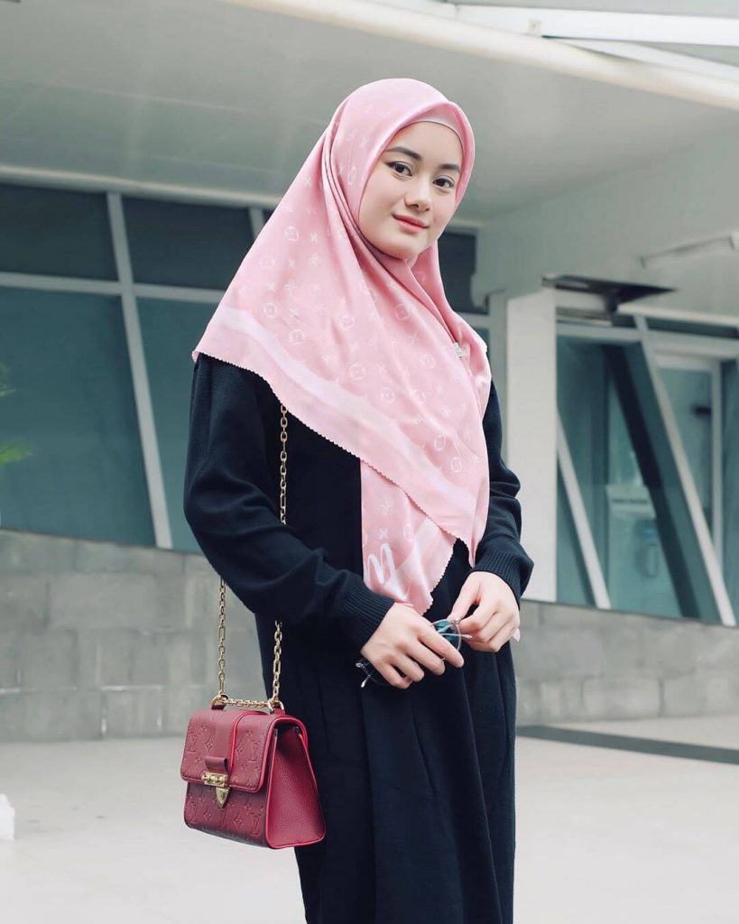 Delia Hijab – Baju Muslim Casual – Hijab Sukabumi - Artis yang Mantap Berhijab di 2019 - Dinda Hauw