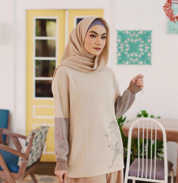 Delia Hijab Sukabumi – Baju Muslim Casual – Baju Gamis Modern – Model Hijab Casual untuk Travelling 1
