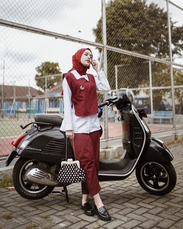 Gamis Syari Modis – Baju Gamis Murah dan Cantik – Perpaduan Warna Merah Marun – Foto Selebgram Hijabers – OOTD Hijab Warna Merah Marun