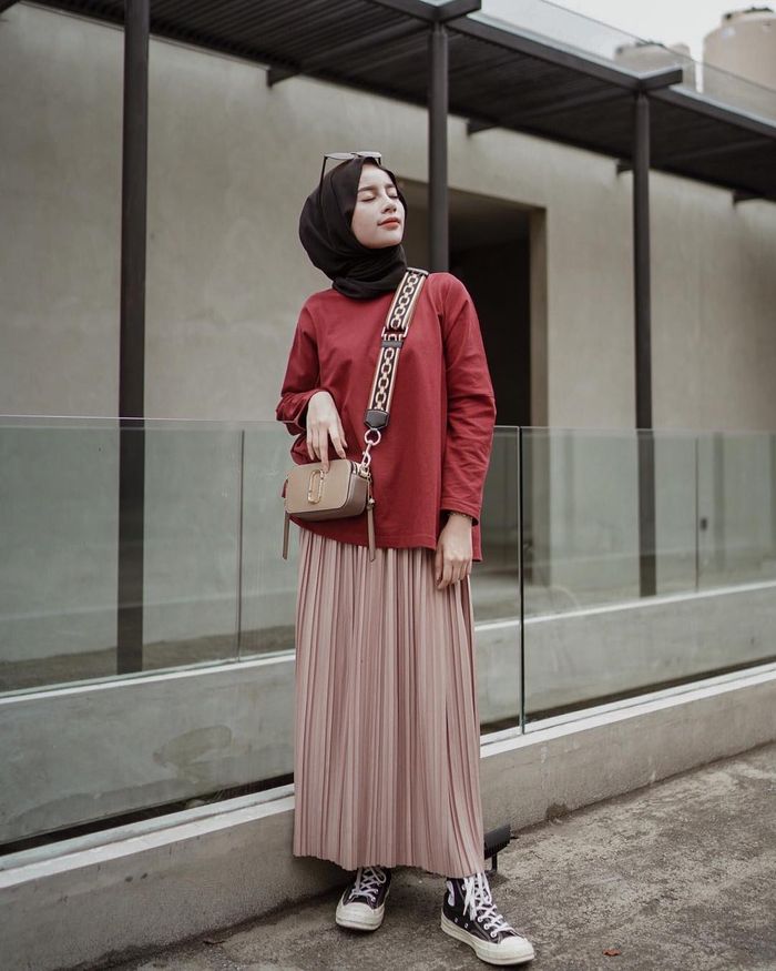 Gamis Syari Modis – Baju Gamis Murah dan Cantik – Perpaduan Warna Merah Marun – Foto Selebgram Hijabers – OOTD Hijab Warna Merah Marun