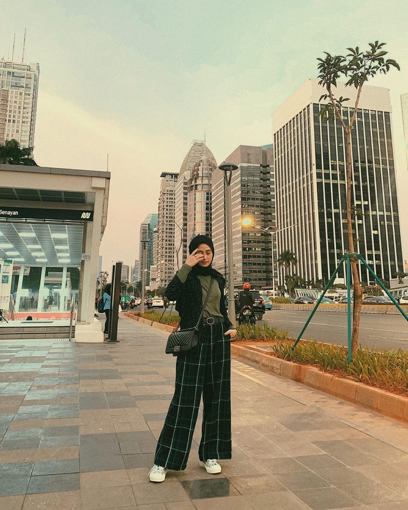 Delia Hijab Cianjur – Baju Muslim Sukabumi – Baju Gamis Modern – Baju Gamis Model Sekarang – Gamis Syari Modis – Baju Gamis Murah dan Cantik – Warna Hijau Army Cocok dengan Warna Apa Saja – Baju Hijau Army Cocok dengan Jilbab Warna Apa – Hijab OOTD Casual Kombinasi Warna Hijau Army – Foto OOTD Hijab Selebgram Indonesia – OOTD Hijab Kekinian Paduan Warna Hijau Army – Foto Selebgram Hijabers