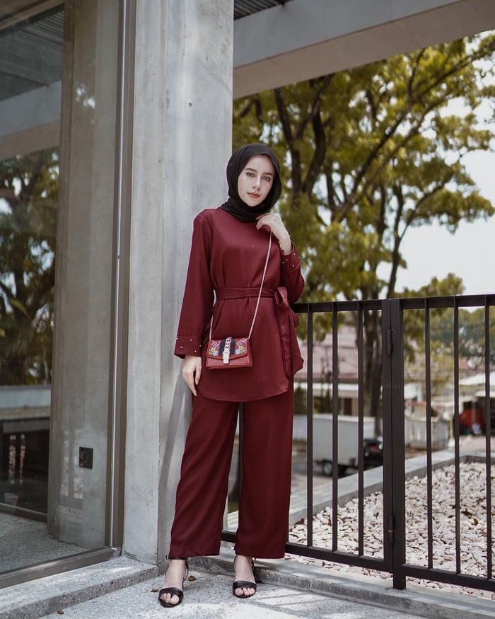Gamis Syari Modis – Baju Gamis Murah dan Cantik – Perpaduan Warna Merah Marun – Foto Selebgram Hijabers – OOTD Hijab Warna Merah Marun