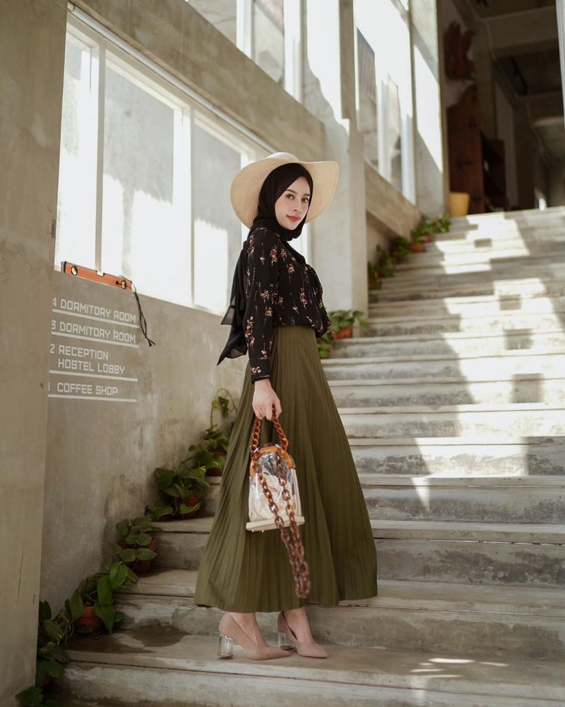 Delia Hijab Cianjur – Baju Muslim Sukabumi – Baju Gamis Modern – Baju Gamis Model Sekarang – Gamis Syari Modis – Baju Gamis Murah dan Cantik – Warna Hijau Army Cocok dengan Warna Apa Saja – Baju Hijau Army Cocok dengan Jilbab Warna Apa – Hijab OOTD Casual Kombinasi Warna Hijau Army – Foto OOTD Hijab Selebgram Indonesia – OOTD Hijab Kekinian Paduan Warna Hijau Army – Foto Selebgram Hijabers