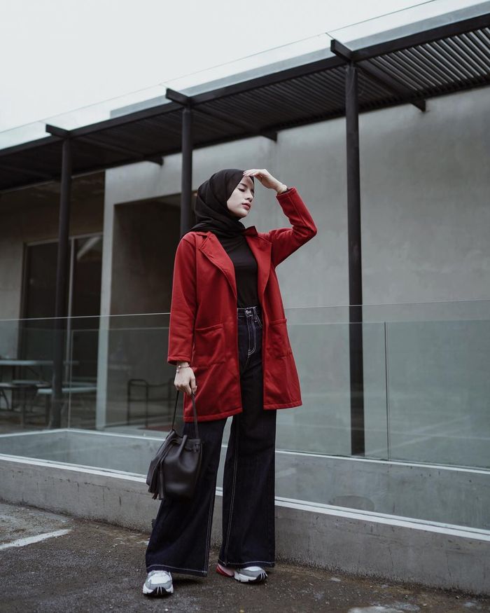 Baju Gamis Modern – Baju Gamis Model Sekarang – Foto OOTD Hijab Selebgram Indonesia – OOTD Hijab Kekinian Paduan Warna Merah Hati