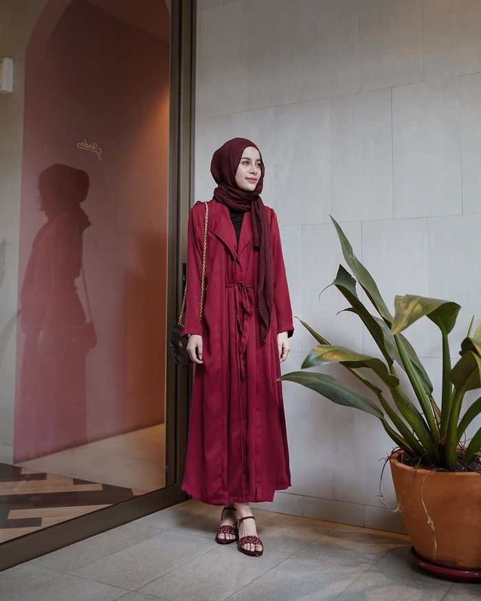 Delia Hijab Cianjur – Baju Muslim Sukabumi – Warna Merah Cocok Dengan Apa – Hijab OOTD Casual Kombinasi Warna Merah Maroon