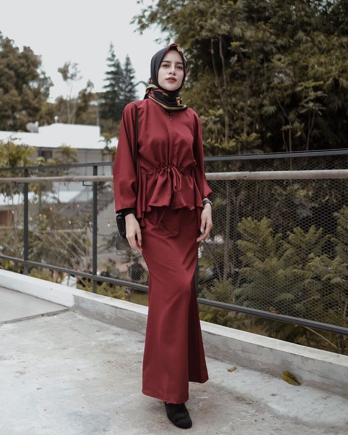 Delia Hijab Cianjur – Baju Muslim Sukabumi – Warna Merah Cocok Dengan Apa – Hijab OOTD Casual Kombinasi Warna Merah Maroon