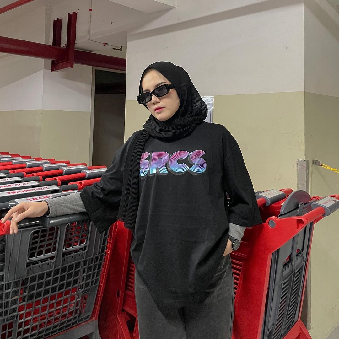 Kunci : OOTD Hijab Baju Oversized ala 90-an, Cantik dan Unik - OOTD Hijab Kaos Oversized - OOTD Kaos Oversized